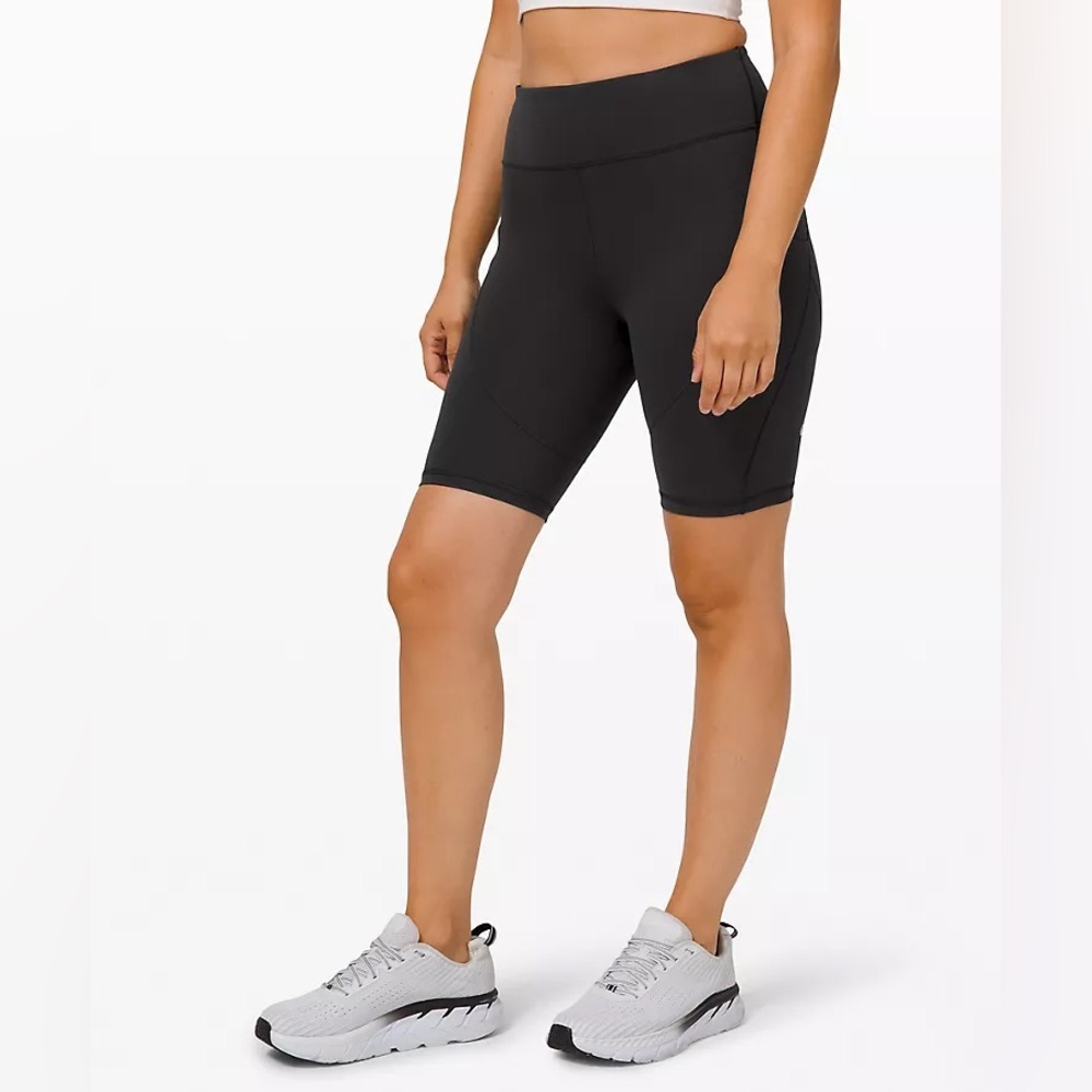 NWOT - LULULEMON Track and Train Short 8" 
Black Size 6